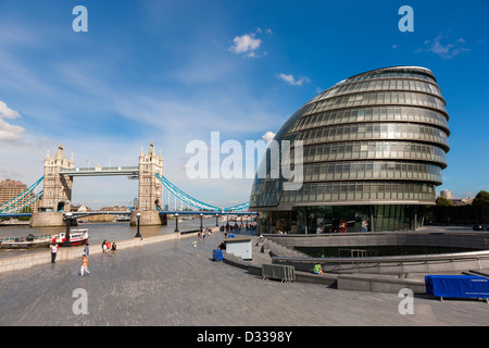 Rathaus, entworfen von dem Architekten Norman Foster und der Tower Bridge im Hintergrund, London, England, UK, Europa Stockfoto