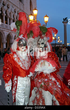 Venedig, Italien. 7. Februar 2013. Karneval-Geher nehmen auf die Straße, gekleidet in ihren schönsten Kostüme und Masken in der Nacht, rund um den Markusplatz Parade feiert den Karneval von Venedig in Italien. Das Thema für das Jahr 2013 ist Live in Farbe. Stockfoto