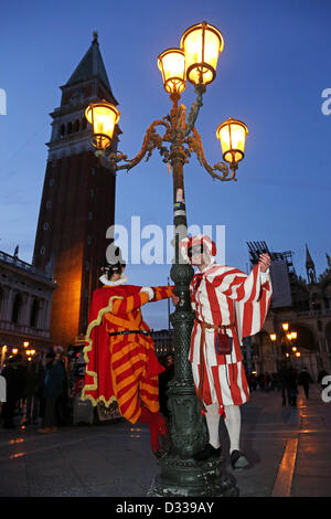 Venedig, Italien. 7. Februar 2013. Karneval-Geher nehmen auf die Straße, gekleidet in ihren schönsten Kostüme und Masken in der Nacht, rund um den Markusplatz Parade feiert den Karneval von Venedig in Italien. Das Thema für das Jahr 2013 ist Live in Farbe. Stockfoto