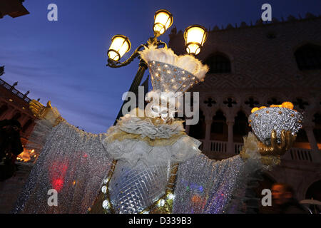 Venedig, Italien. 7. Februar 2013. Karneval-Geher nehmen auf die Straße, gekleidet in ihren schönsten Kostüme und Masken in der Nacht, rund um den Markusplatz Parade feiert den Karneval von Venedig in Italien. Das Thema für das Jahr 2013 ist Live in Farbe. Stockfoto