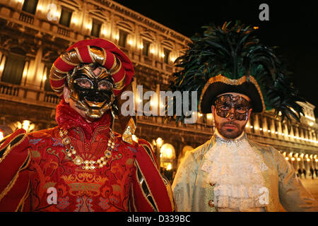 Venedig, Italien. 7. Februar 2013. Karneval-Geher nehmen auf die Straße, gekleidet in ihren schönsten Kostüme und Masken in der Nacht, rund um den Markusplatz Parade feiert den Karneval von Venedig in Italien. Das Thema für das Jahr 2013 ist Live in Farbe. Stockfoto