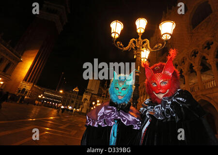 Venedig, Italien. 7. Februar 2013. Karneval-Geher nehmen auf die Straße, gekleidet in ihren schönsten Kostüme und Masken in der Nacht, rund um den Markusplatz Parade feiert den Karneval von Venedig in Italien. Das Thema für das Jahr 2013 ist Live in Farbe. Stockfoto