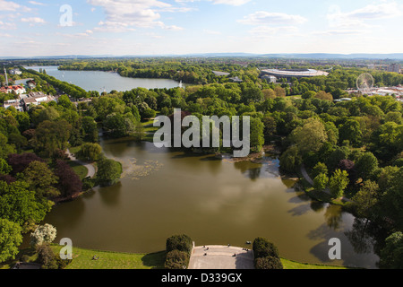 Blick vom neuen Rathaus auf dem Maschsee und Wald im Zentrum von Hannover, Niedersachsen, Deutschland. Stockfoto