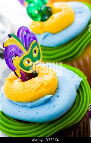 Ausgefallene Cupcakes mit Blatt und Maske für Karneval Party dekoriert. Stockfoto