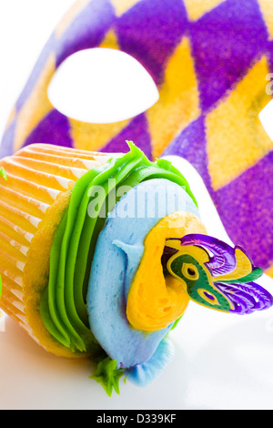 Ausgefallene Cupcakes mit Blatt und Maske für Karneval Party dekoriert. Stockfoto