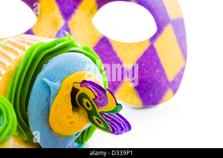 Ausgefallene Cupcakes mit Blatt und Maske für Karneval Party dekoriert. Stockfoto