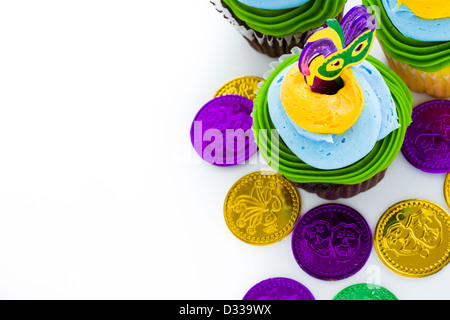 Ausgefallene Cupcakes mit Blatt und Maske für Karneval Party dekoriert. Stockfoto