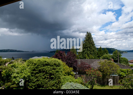 Sommer-Gewitter über Landschaft Bewegung. Stockfoto