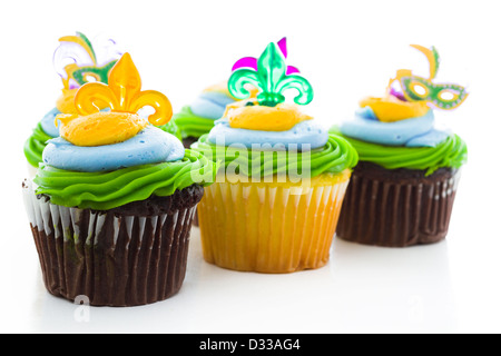 Ausgefallene Cupcakes mit Blatt und Maske für Karneval Party dekoriert. Stockfoto