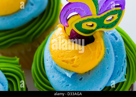 Ausgefallene Cupcakes mit Blatt und Maske für Karneval Party dekoriert. Stockfoto