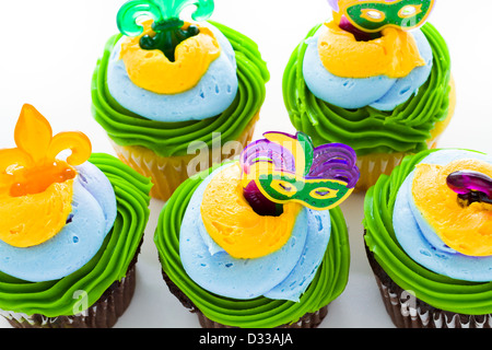 Ausgefallene Cupcakes mit Blatt und Maske für Karneval Party dekoriert. Stockfoto