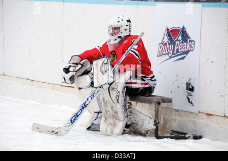 Ian Curtis, Torwart für die Portland Klubleitung, sitzen auf ein kleines Ziel auf der Outdoor-Eisbahn in Enterprise, Oregon. Stockfoto