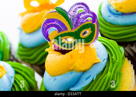 Ausgefallene Cupcakes mit Blatt und Maske für Karneval Party dekoriert. Stockfoto