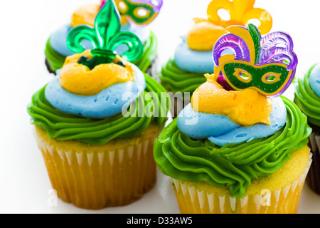 Ausgefallene Cupcakes mit Blatt und Maske für Karneval Party dekoriert. Stockfoto