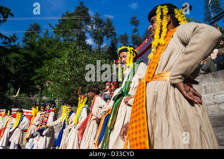 Hohen Kaste Rajputs tanzen auf dem Nagar Festival, Himachal Pradesh, Indien Stockfoto