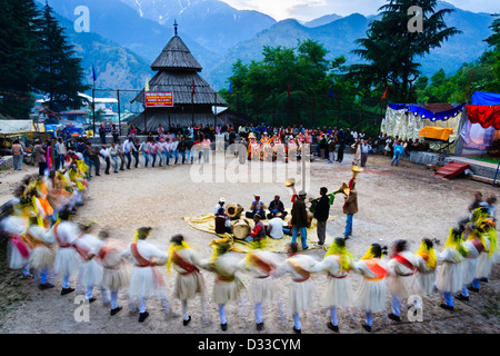 Hohen Kaste Kshatriyas tanzen auf dem Naggar Festival, Himachal Pradesh, Indien Stockfoto