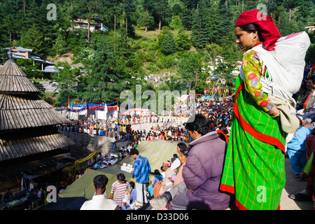 Frau im bunten Kleid stehend auf einer Menschenmenge versammelte sich um Tripuri Sundri Tempel während der jährlichen Mela. Naggar, Indien Stockfoto