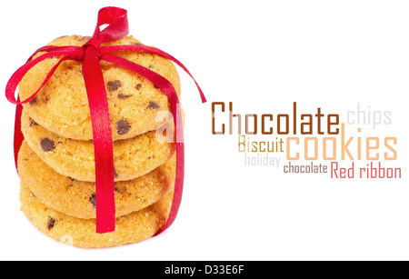 Chocolate chips Cookies mit rotem Band isoliert auf weiss Stockfoto