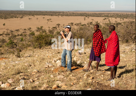 Walking-Safari mit Masai Guides, Masai Mara National Reserve, Kenia Stockfoto