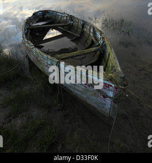 Alten Holzboot auf Brancaster Staithe an der Küste von Norfolk. Stockfoto