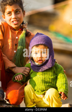 Nepalesische Kinder in traditioneller Kleidung in den Ausläufern des Himalaya, Nepal. Stockfoto