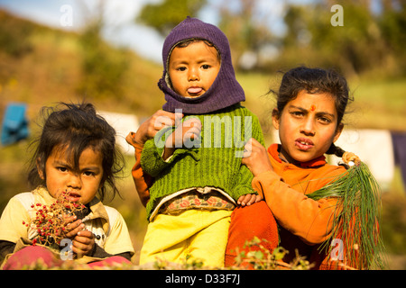 Nepalesische Kinder in traditioneller Kleidung in den Ausläufern des Himalaya, Nepal. Stockfoto