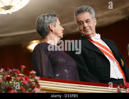 Austrian President Heinz Fischer (C) und seine Frau Margit Fischer (L) kommen für den Opernball in der Wiener Staatsoper in Wien, Österreich, 7. Februar 2013. Foto: Jens Kalaene/dpa Stockfoto