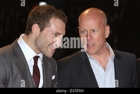 JAI COURTNEY & BRUCE WILLIS A GOOD DAY TO DIE HARD. UK FILM PREMIERE LONDON ENGLAND UK 7. Februar 2013 Stockfoto