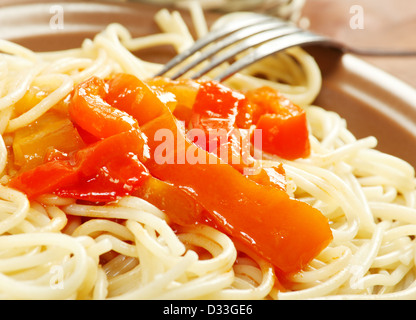 Spaghetti mit Tomaten Paprikasauce flachen Schärfentiefe-Bereich hautnah Stockfoto