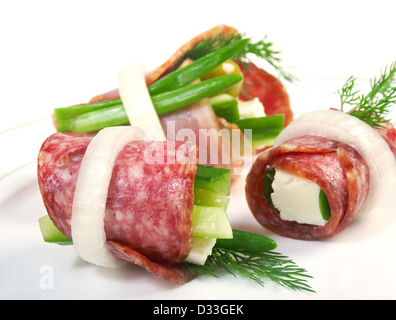 CANape Platte mit Käse, geräucherte Wurst, Gurke, Zwiebel. Flache Schärfentiefe. Stockfoto