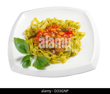 Spaghetti mit Tomatensauce und vegetables.isolated auf einem weißen Hintergrund Stockfoto