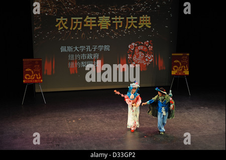 Chinesische Oper New York Society Darsteller begrüßt 2013 das Jahr der Schlange an der Pace University in Manhattan. Stockfoto