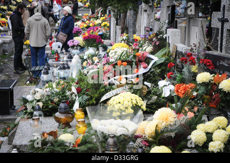 Chrysanthemen und Kerzen auf Wolski-Friedhof in Warschau während All Saints Day Stockfoto