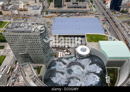 Warschau-Ansicht mit Glasdach Zlote Tarasy Einkaufszentrum und Warschauer Hauptbahnhof Stockfoto