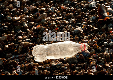 Kunststoff-Cola-Flasche an den Strand gespült Stockfoto