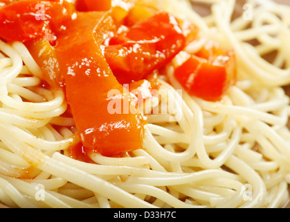 Spaghetti mit Tomaten Paprikasauce flachen Schärfentiefe-Bereich hautnah Stockfoto