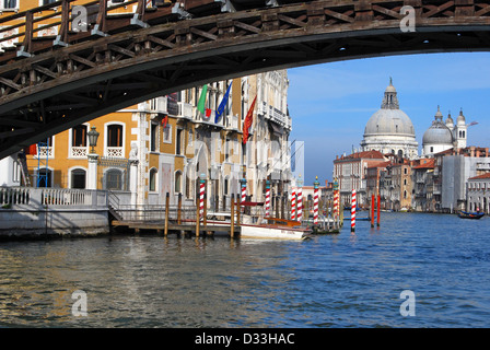 Venedig, Italien: Blick auf den Canal Grande aus einer Vaporettostation während der Accademia Broidge unterzugehen. Stockfoto