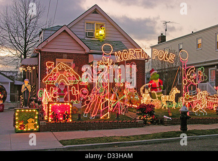 Haus in Bayside, Queens, New York mit sehr aufwendigen Weihnachtsbeleuchtung Stockfoto