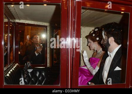 Mode-Designer Harald Glööckler (L) und Xenia Prinzessin von Sachsen Herzogin von Sachsen kommen auf dem Wiener Opernball in Wien, Österreich, 7. Februar 2013. Foto: Jens Kalaene Stockfoto