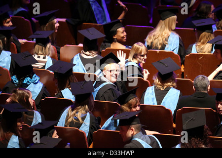 Studenten der Universität Brighton besuchen es Abschlussfeier im Dome in Brighton. Stockfoto