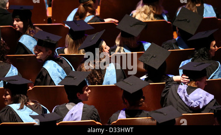 Studenten der Universität Brighton besuchen es Abschlussfeier im Dome in Brighton. Stockfoto