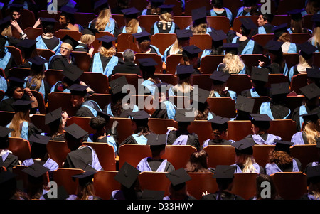 Studenten der Universität Brighton besuchen es Abschlussfeier im Dome in Brighton. Stockfoto