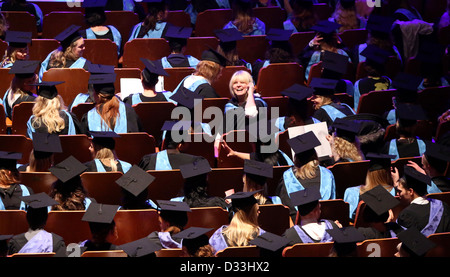 Studenten der Universität Brighton besuchen es Abschlussfeier im Dome in Brighton. Stockfoto