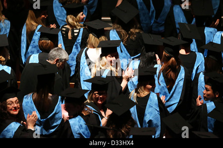 Studenten der Universität Brighton besuchen es Abschlussfeier im Dome in Brighton. Stockfoto