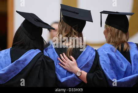 Studenten der Universität Brighton besuchen es Abschlussfeier im Dome in Brighton. Stockfoto