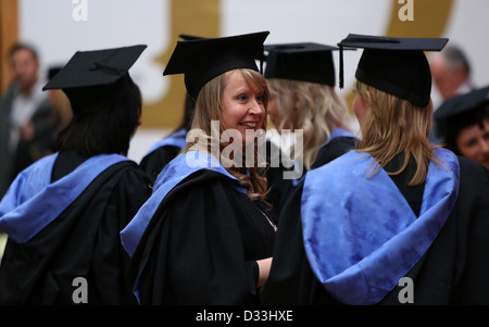 Studenten der Universität Brighton besuchen es Abschlussfeier im Dome in Brighton. Stockfoto