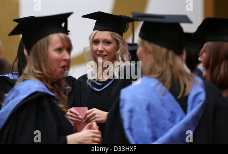 Studenten der Universität Brighton besuchen es Abschlussfeier im Dome in Brighton. Stockfoto