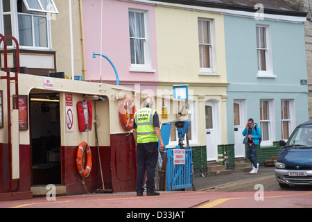 Cowes-Kettenfähre, die Fahrzeuge und Fußgänger zwischen West und East Cowes, Isle of Wight, Hampshire, Großbritannien im Juni befördert Stockfoto