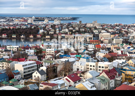 Tageslicht-Blick über bunte Reykjavik Dächer aus Hallgrímskirkja Kirche in Island mit Weitwinkel-Objektiv Stockfoto