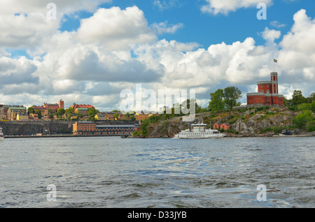 Tour Fähre übergibt mittelalterliche Burg Kastelholmen, Stockholm, Schweden ca. 1846-8 gebaut. Andere Ansichten D33JXW & D33JY0 Stockfoto